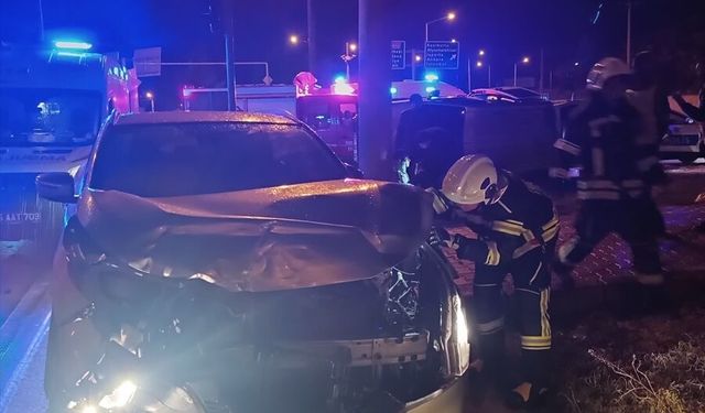 Burdur'da otomobil ile hafif ticari aracın çarpıştığı kazada 1 kişi öldü, 5 kişi yaralandı