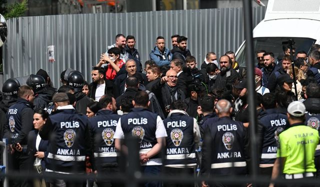 Polis CHP Genel Merkezi’ne Girdi