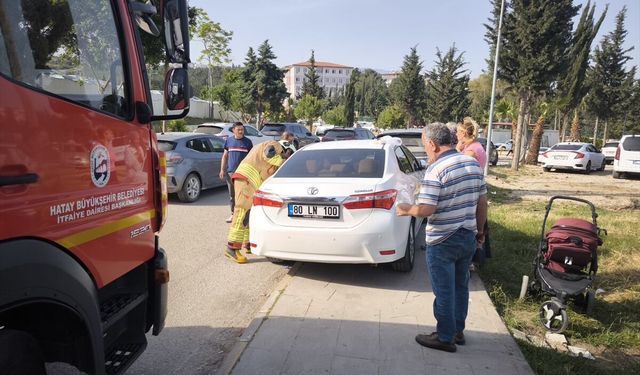 Hatay'da otomobilde kilitli kalan bebeği itfaiye ekibi kurtardı