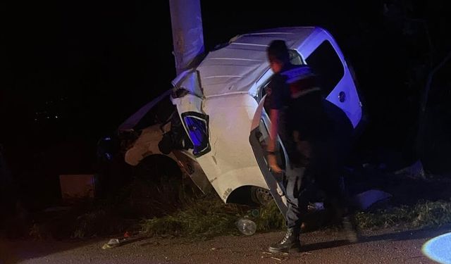 Isparta'da direğe çarpan hafif ticari araçtaki 2 kişi öldü, 2 kişi yaralandı