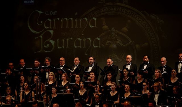 Mersin'de 'Carmina Burana' sahne kantatı sanatseverlerle buluştu