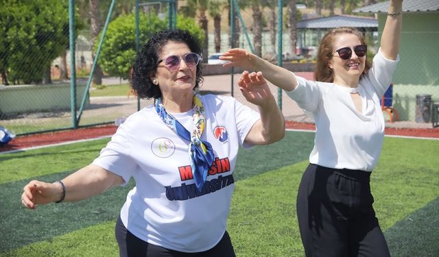 Mersin'de Tazelenme Üniversitesi öğrencileri gençlerle oyunlar oynadı