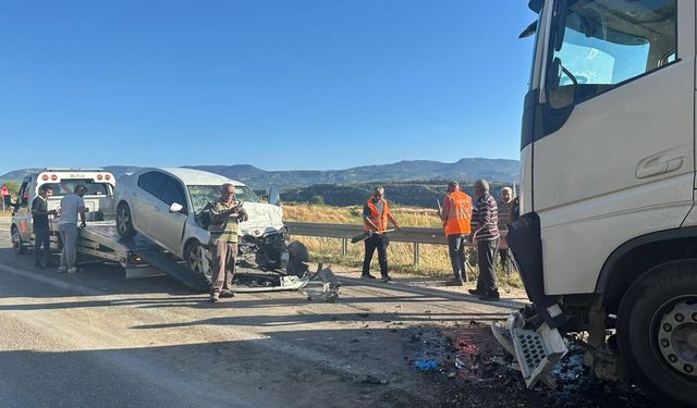 Mersin'de tır ile çarpışan otomobildeki anne ile kızı yaşamını yitirdi