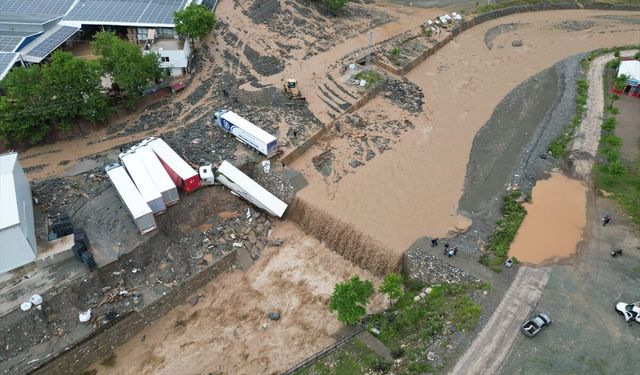 Osmaniye'nin Bahçe ilçesinde sağanak taşkın ve heyelana neden oldu