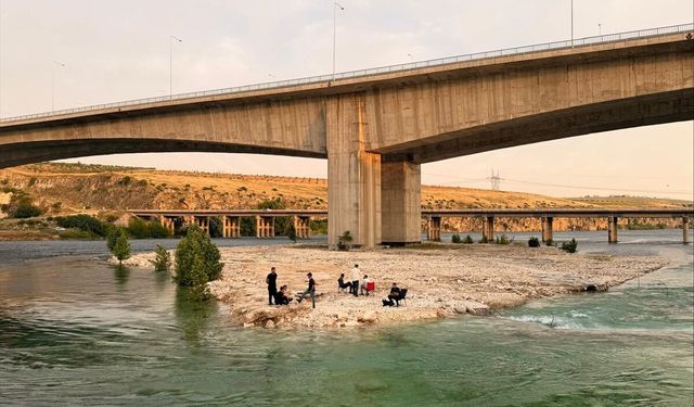 Şanlıurfa'da Fırat Nehri'nde mahsur kalan 8 kişi kurtarıldı