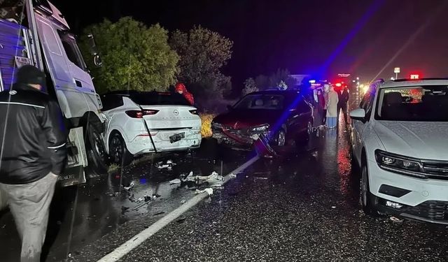 Uşak-İzmir yolunda zincirleme kazada 4 ölü