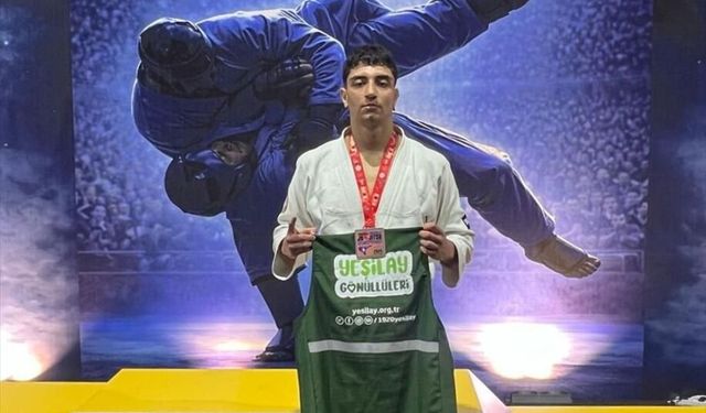 Yeşilayspor Kulübünün milli sporcusu Ahmet Tombul'un ju jitsudaki üçüncülüğü gururlandırdı