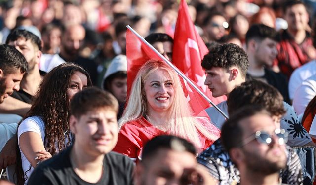 Adana ve çevre illerde A Milli Futbol Takımı'nın maçı dev ekrandan izlendi