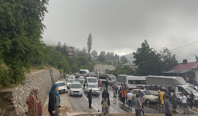 Adana'da heyelan nedeniyle kapanan Feke-Kozan kara yolu ekiplerce açıldı