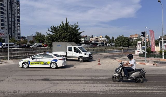 Adana'da su borusunun patladığı cadde trafiğe kapatıldı