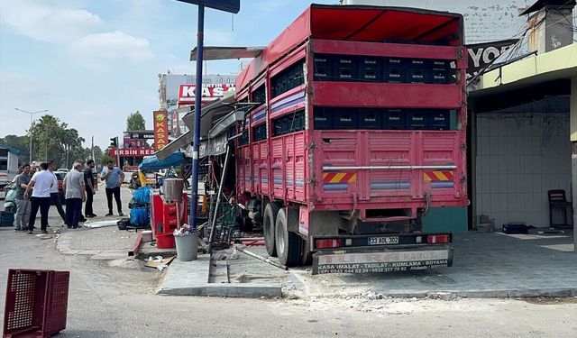 Adana'da sürücüsünün kontrolünden çıkan kamyon markete girdi