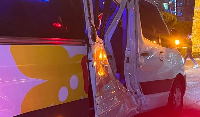 Alanya'da minibüsle çarpışan motosikletin sürücüsü öldü