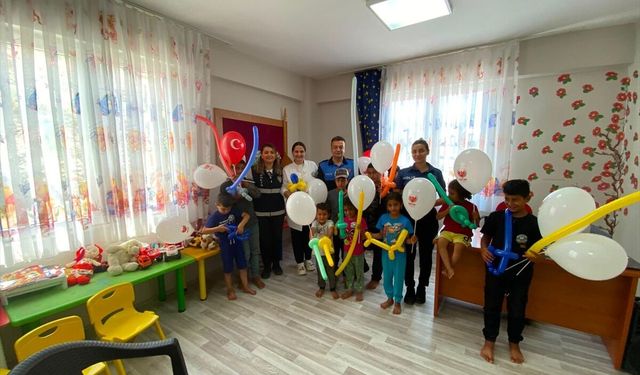 Anamur'da polis mevsimlik tarım işçilerinin çocuklarını bilgilendirdi