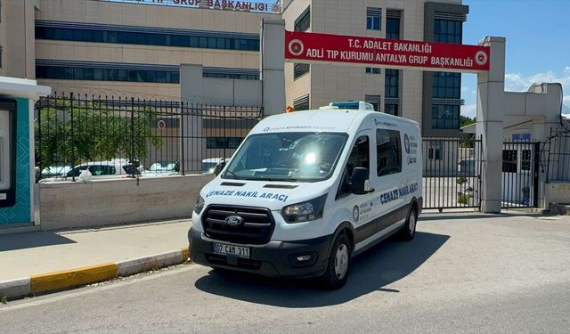 Antalya'da bariyere çarpan motosikletin sürücüsü hayatını kaybetti