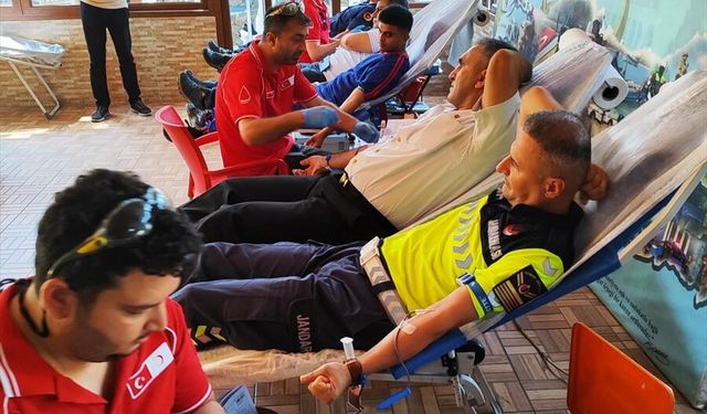 Antalya'da jandarma personeli Türk Kızılaya kan bağışında bulundu