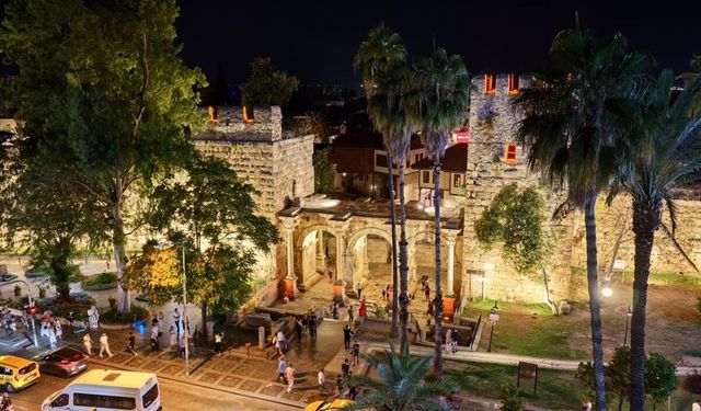 Antalya'nın simge yapısı Üçkapılar gece de ihtişamıyla öne çıkacak