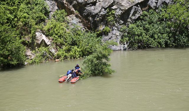 Artvin'de derede kaybolan baba ve oğlunu arama çalışmaları sürüyor