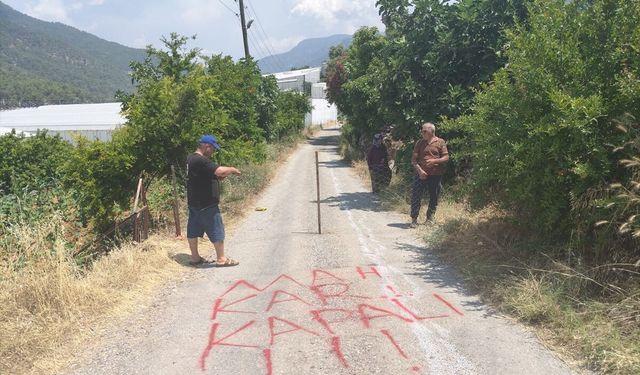 Bozyazı'da vatandaşa ait araziden geçen yol trafiğe kapatıldı