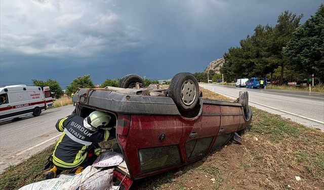 Burdur'da devrilen otomobildeki 2 kişi yaralandı