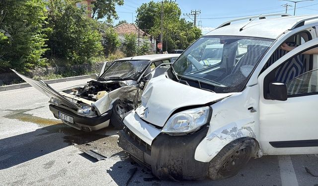 Burdur'da hafif ticari araçla otomobilin çarpıştığı kazada 5 kişi yaralandı