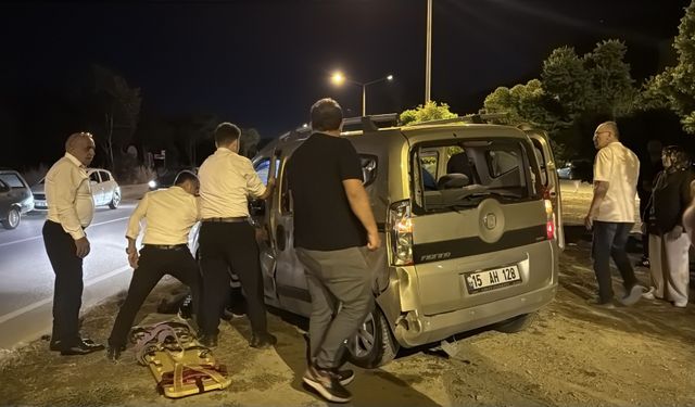 Burdur'da hafif ticari araçla yolcu otobüsünün çarpıştığı kazada 3 kişi yaralandı