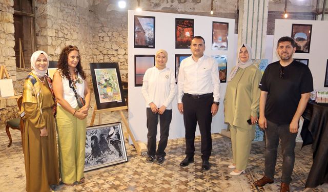 Finike Kaymakamı Çelik, lise öğrencilerinin resim sergisini açtı