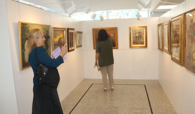 'Gül Mevsimi' sergisi Eğirdir'de sanat severlerin beğenisine sunuldu