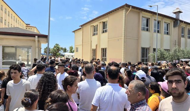Hatay’da anne kız aynı okulda YKS heyecanı yaşadı