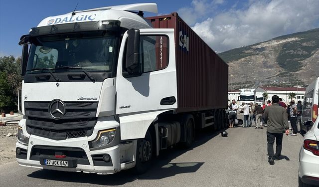 Hatay'da tırın çarptığı motosikletteki anne ve 2 çocuğu yaralandı