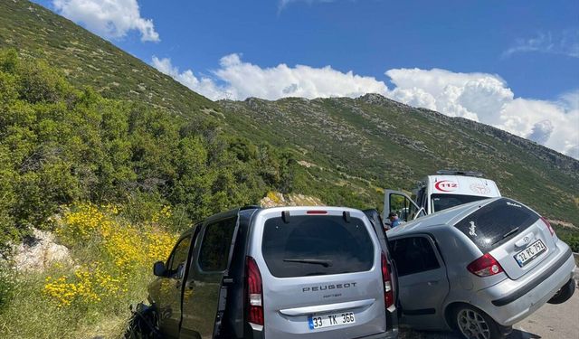 Isparta'da iki otomobilin çarpıştığı kazada 1 kişi öldü, 5 kişi yaralandı