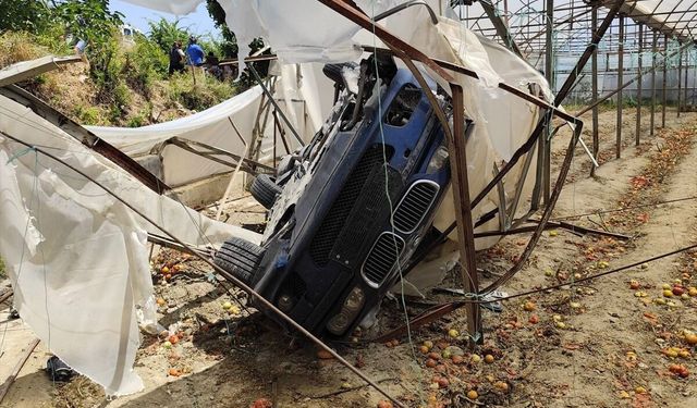 Kaş'ta seranın içine devrilen otomobildeki 3 kişi yaralandı