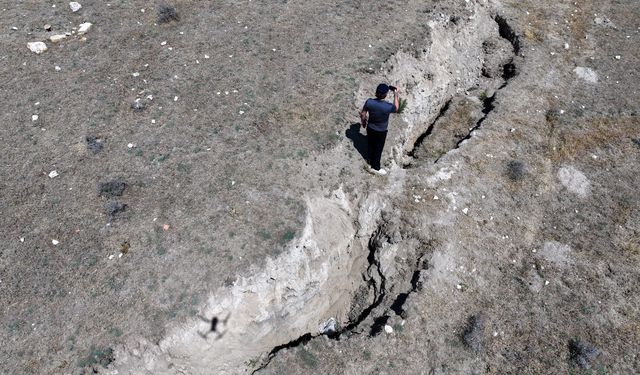 Konya'da etkili olan yağışlar obruk ve yüzey yarığı oluşumunu tetikliyor