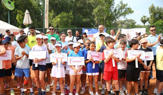 Küçükler ve Minikler Tenis Türkiye Birinciliği müsabakaları Adana'da başladı