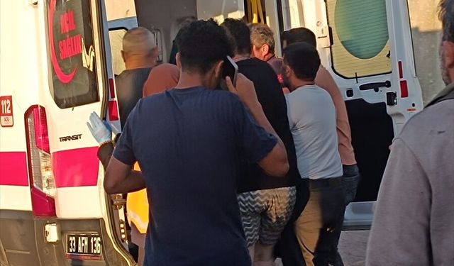 Mersin'de devrilen motosikletteki 2 kişi yaralandı