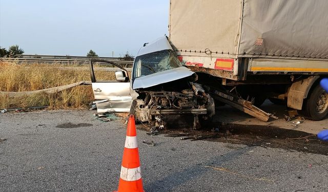 Mersin'de tıra çarpan hafif ticari araçtaki 1 kişi öldü, 4 kişi yaralandı