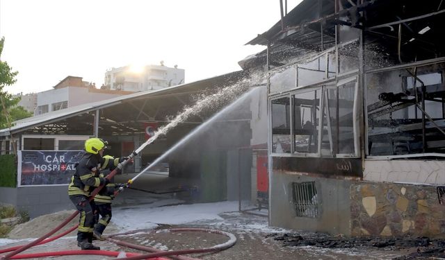 Mersin'de unlu mamuller işletmesinde çıkan yangın söndürüldü