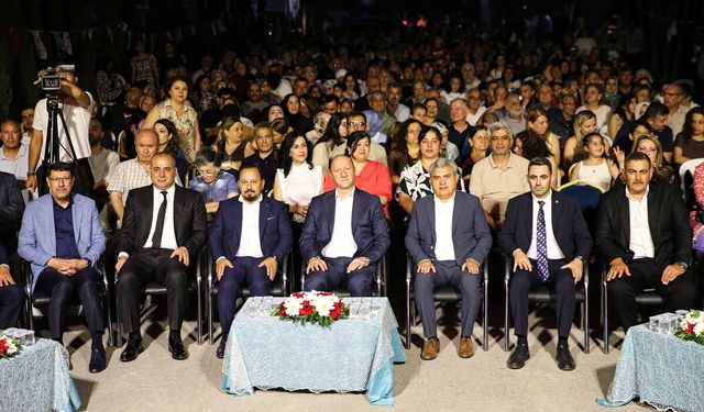 Sanatçı Ahmet Selçuk İlkan Adana'da konser verdi