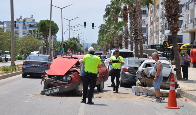 Silifke ilçesinde otomobilin çarptığı park halindeki araçta oturan kişi yaralandı