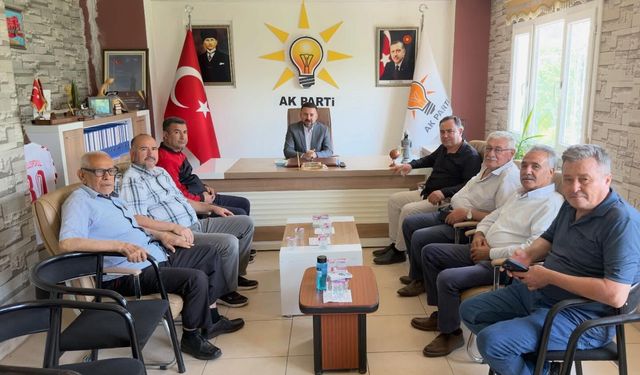Turgut Kararmaz Misafirlerini Parti Binasında Ağırladı
