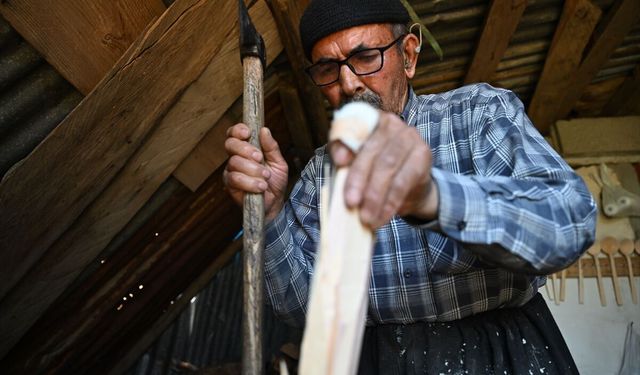 Unutulmaya yüz tutan kaşıkçılığı dede yadigarı kanca bıçakla yaşatıyor