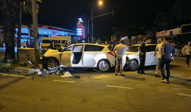 Adana'da iki otomobilin çarpışması sonucu 1 kişi yaralandı