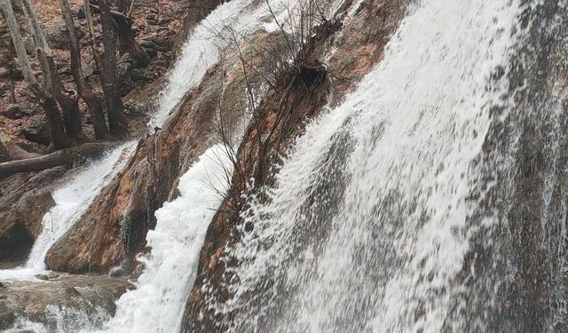 Adana’da Obruk Şelalesi Doğaseverlerin Gözdesi Oldu