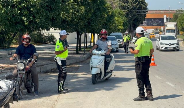 Adana'da trafik denetiminde 23 motosiklet sürücüsüne ve 2 yolcuya ceza kesildi
