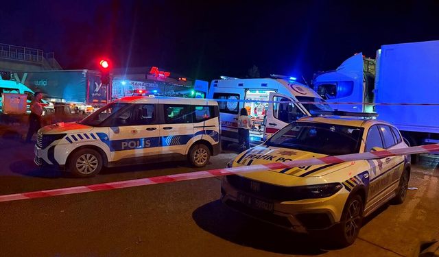 Adana'da trafik ışıklarında bekleyen araca çarpan otomobilin sürücüsü öldü