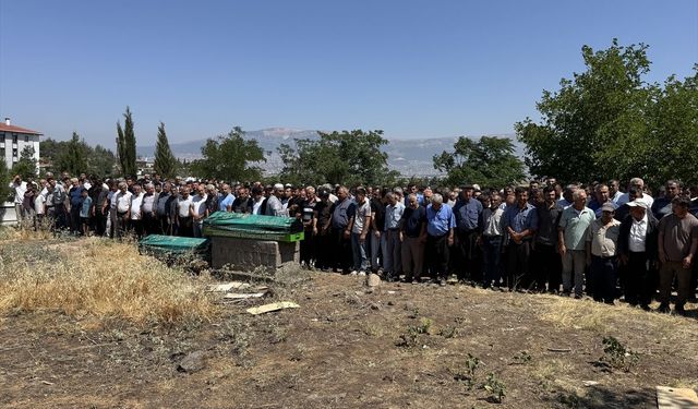 Adana'daki kazada hayatını kaybeden anne ile oğlunun cenazesi Kahramanmaraş'ta toprağa verildi