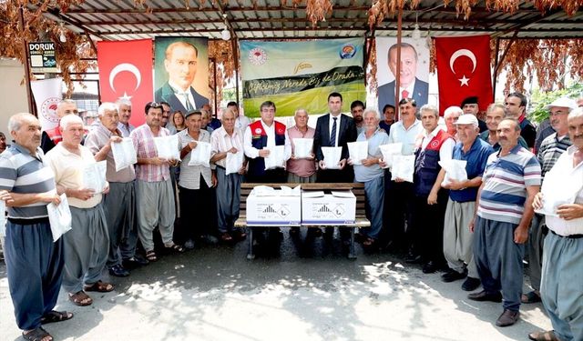 Akdeniz ilçesinde çiftçilere zirai ilaç dağıtıldı