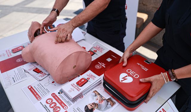 Ani kalp durmalarına karşı üretilen cihaz Mersin'de meydanlara yerleştirildi