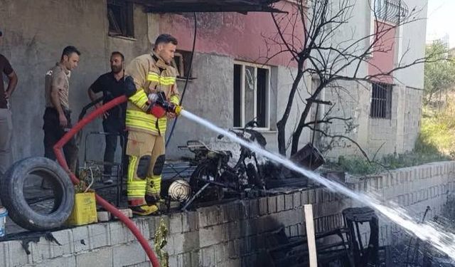 Antakya'da Motosiklet Yangını Büyümeden Söndürüldü