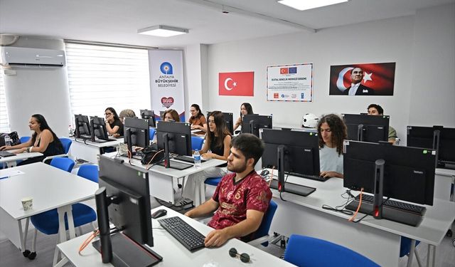 Antalya Dijital Gençlik Merkezi hizmete açıldı