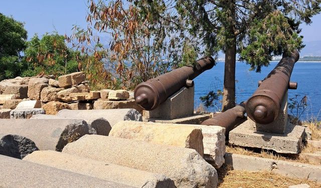 Antalya Hıdırlık Kulesi Tarihi Dokusuyla İlgi Görüyor